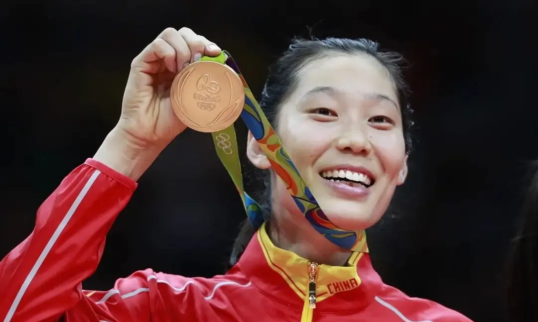 包含朱婷:今年没进国家队,多陪陪家人!网友:是排协不要的词条