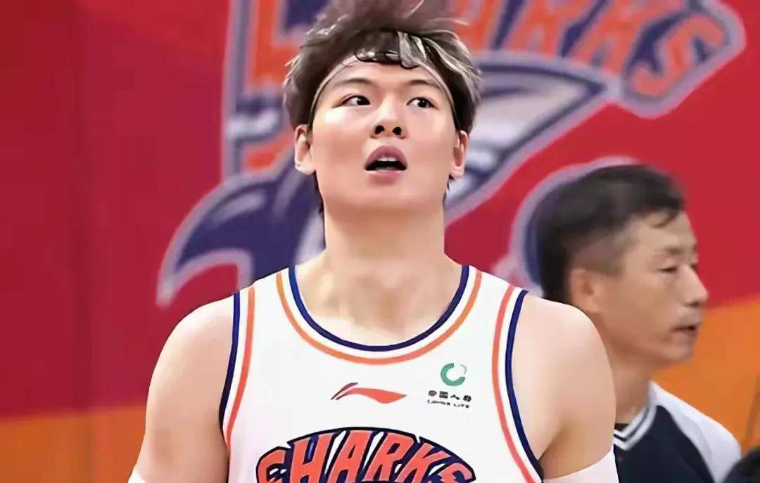 包含曝王哲林三年顶薪续约上海上赛季场均14.8分8篮板的词条