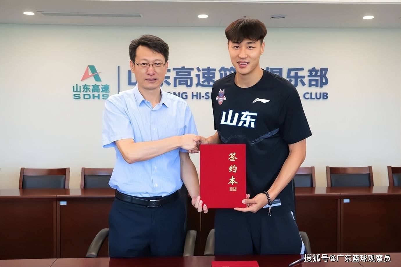 爱游戏（ayx）-CBA新赛季保护合同最低年薪30万元以落选秀身份签的15万的简单介绍