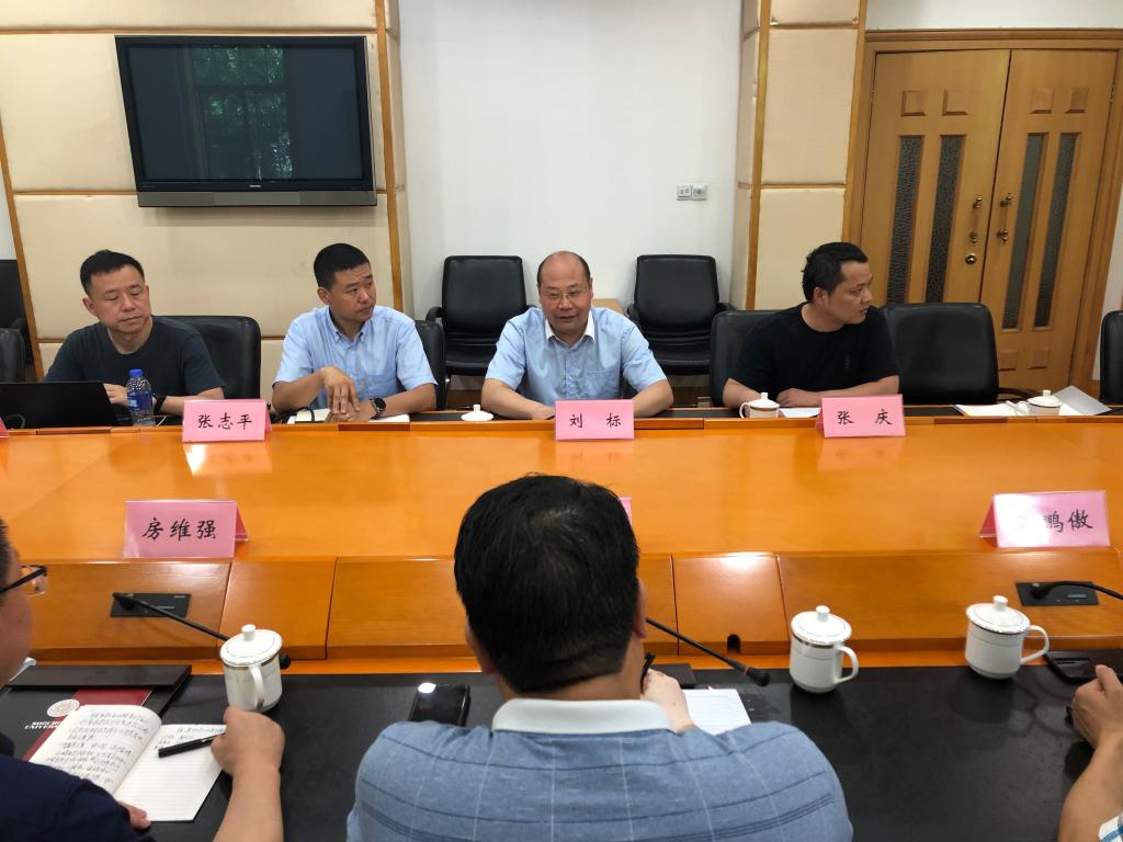 开云-苏州大学副校长前往训练基地，为苏州队守门员纪振勇拨穗的简单介绍