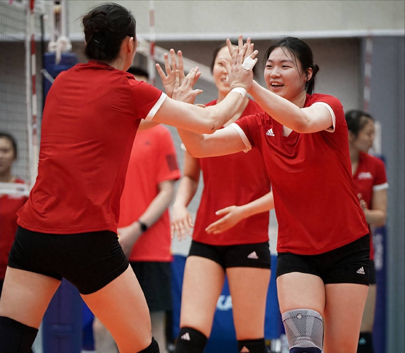 爱游戏（ayx）-关于中国女排抵达波兰!总决赛之旅不被看好热身赛查漏补缺的信息
