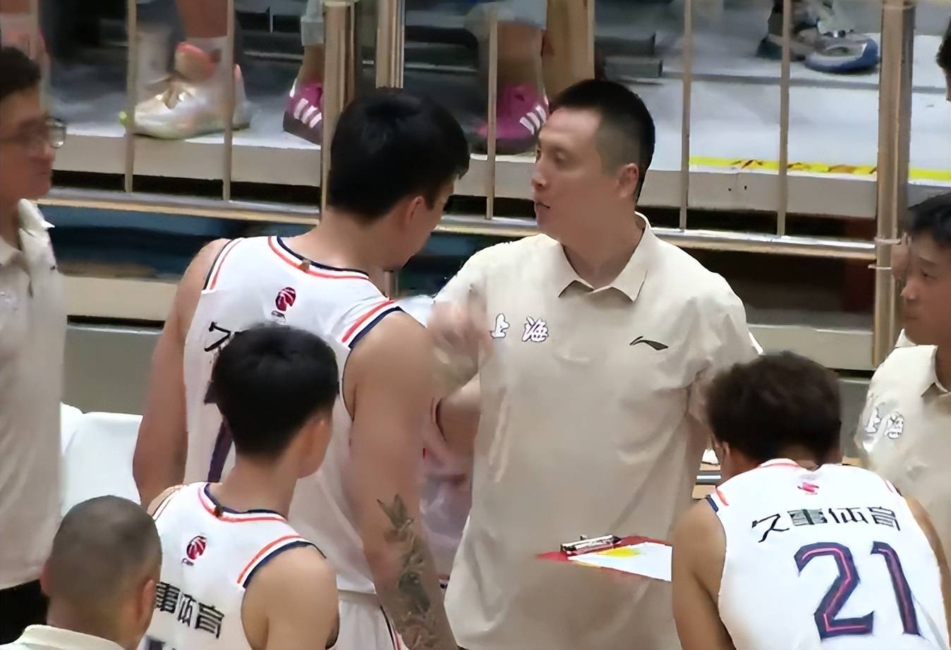 包含上海男篮热身赛精彩回顾：张镇麟7分，上海男篮遭遇两连败的词条