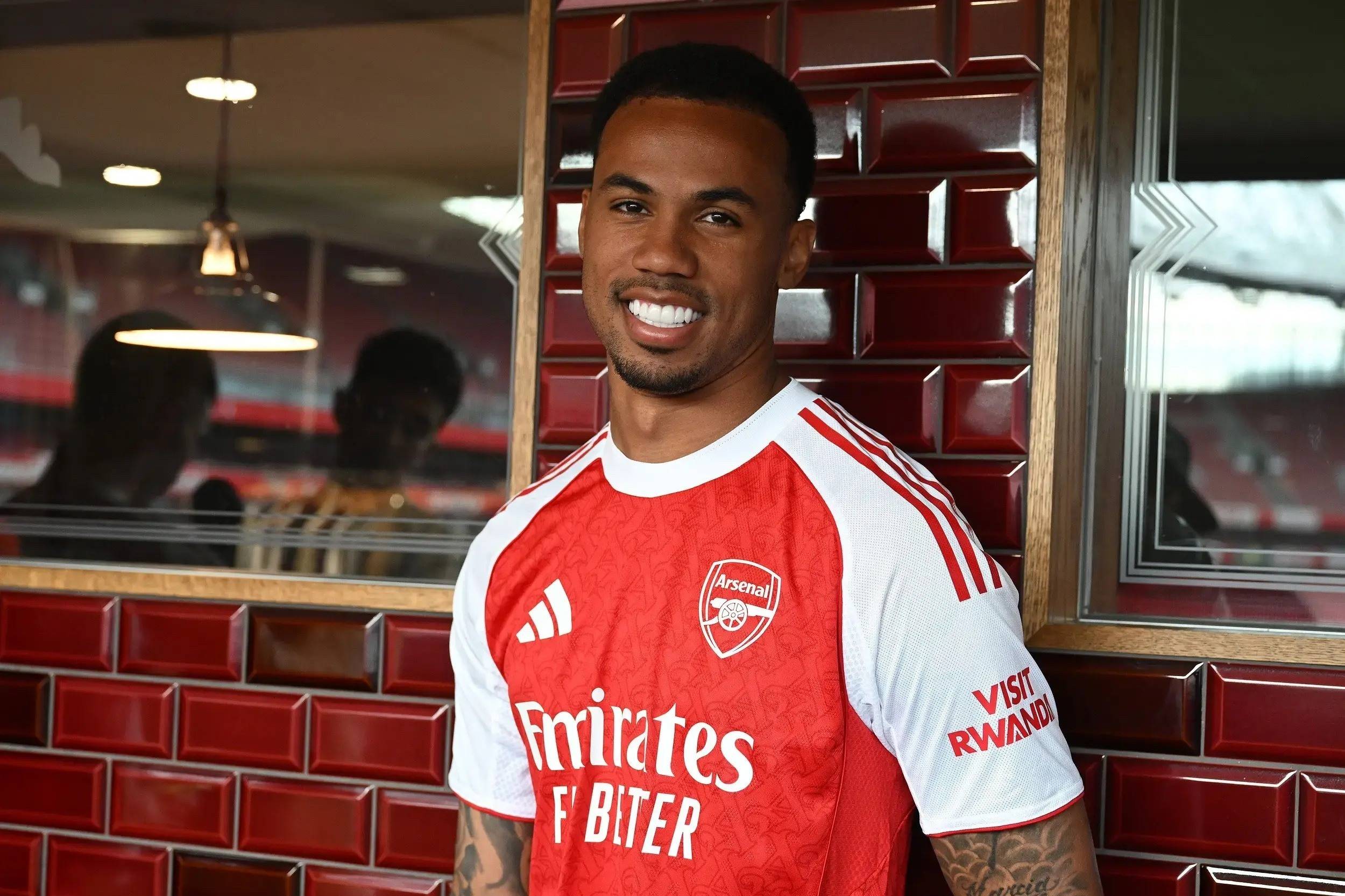 关于欧冠赛前，阿森纳为去世的青训球员比利-维加进的信息