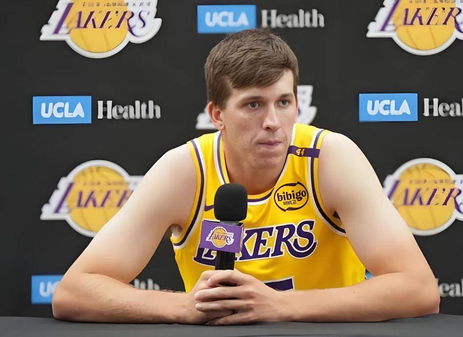 艾顿首次亮相，里夫斯得18分，布克拿14分，湖人半场落后的简单介绍