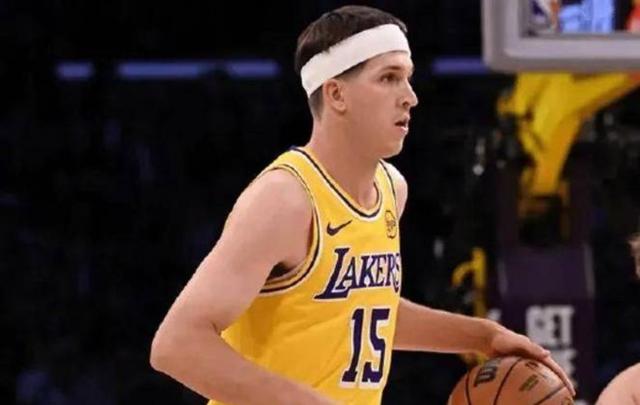 艾顿首次亮相,里夫斯得18分,布克拿14分,湖人半场落后的简单介绍 艾顿首次亮相,里夫斯得18分,布克拿14分,湖人半场落后的简单介绍