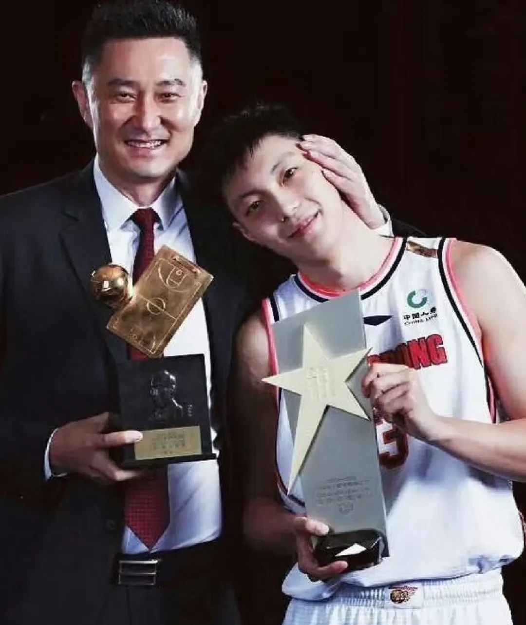 广东男篮某些球迷开始切割，杜锋是新疆人，曲绍斌是辽宁人！的简单介绍  第2张