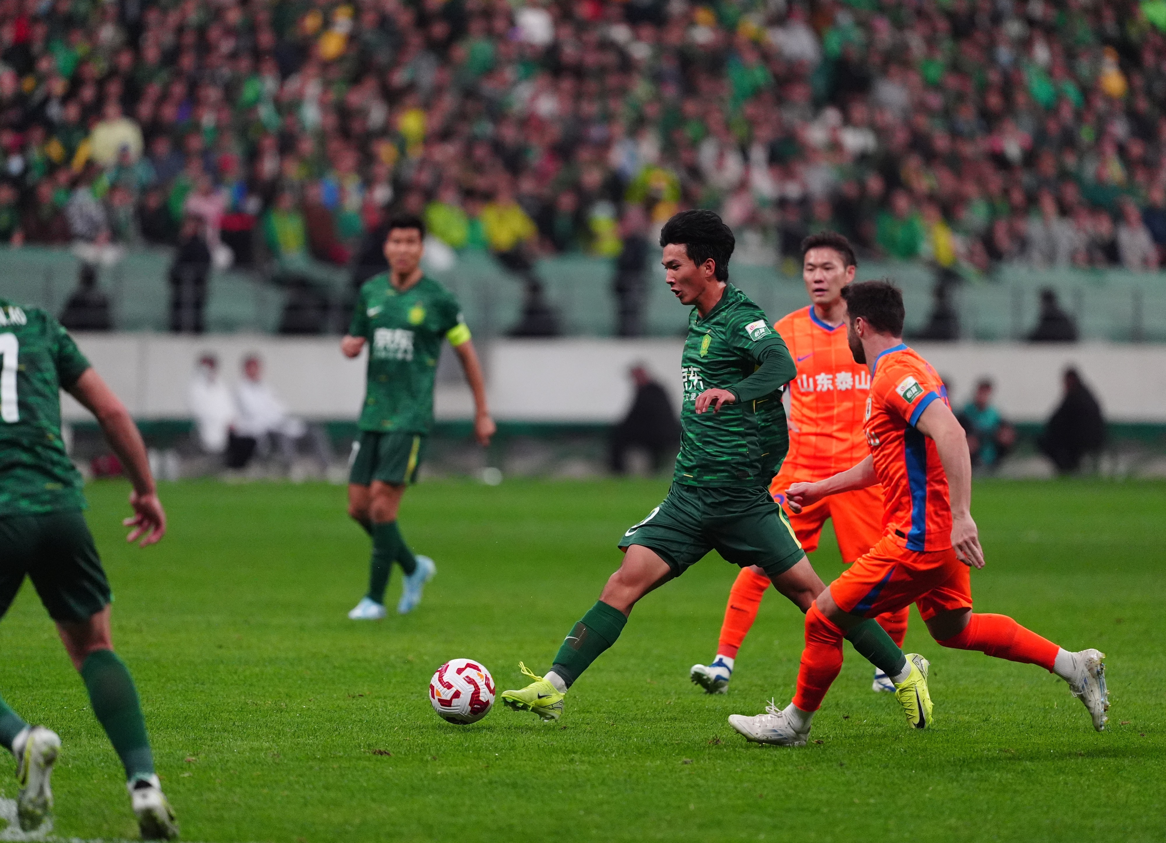 中超联赛：北京国安6-1大胜山东泰山