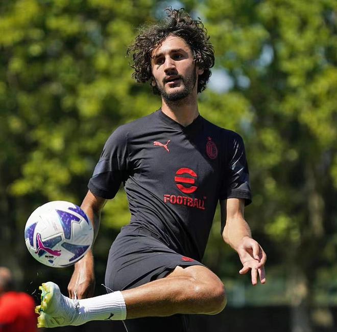 关于最后的报价！米兰3500万购22岁指挥官，8岁起就是圣西的信息