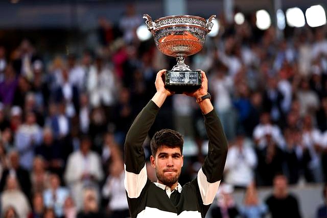 关于阿尔卡拉斯3比2战胜辛纳，卫冕法网男单冠军的信息