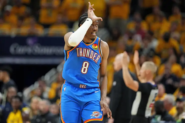 杰伦-威廉姆斯半场7中3，罚球3中3得到9分4篮板4助攻的简单介绍