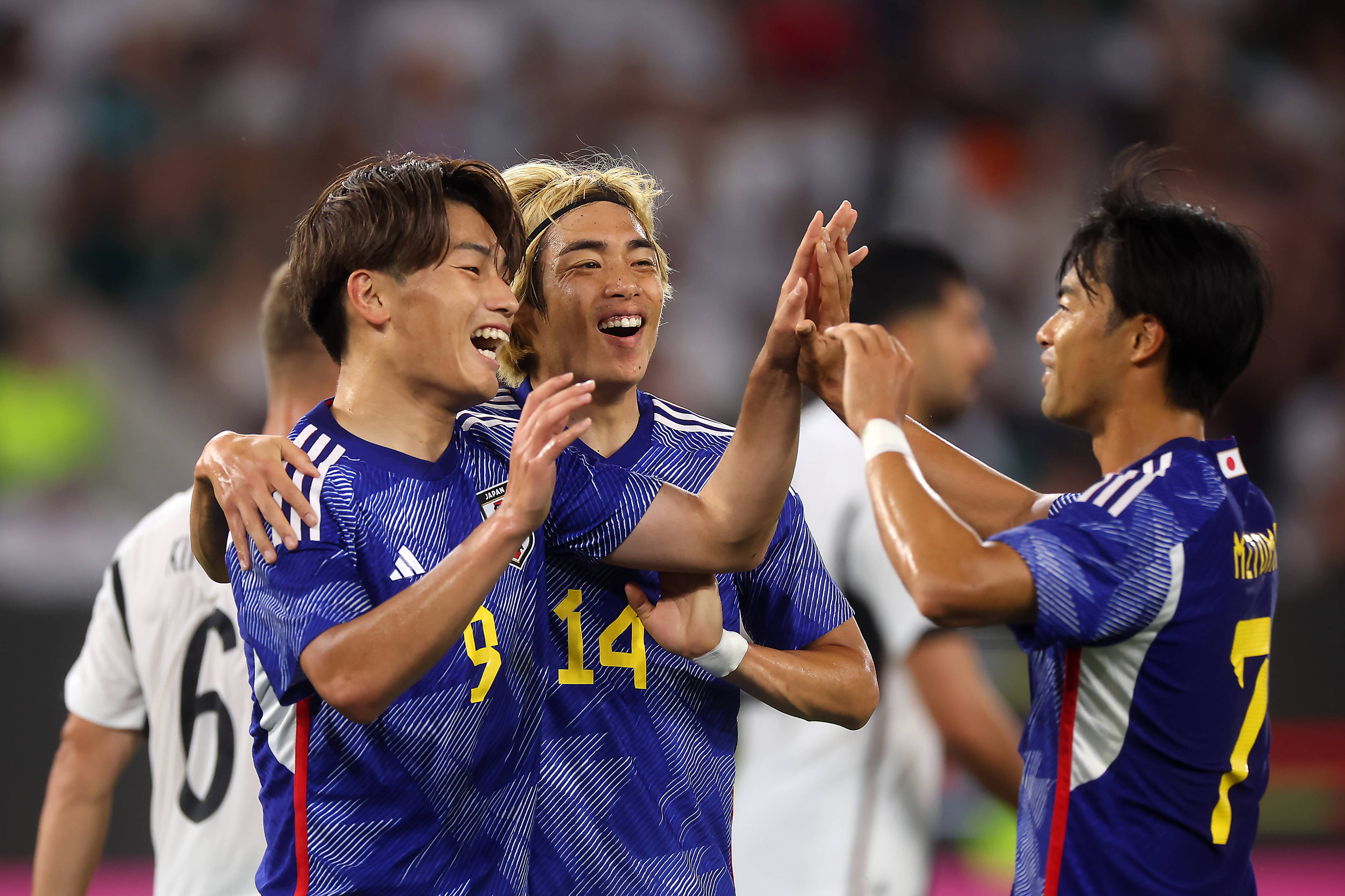 包含东亚杯前瞻：日本队练兵征召14名新人中国香港9名中超中甲球员的词条