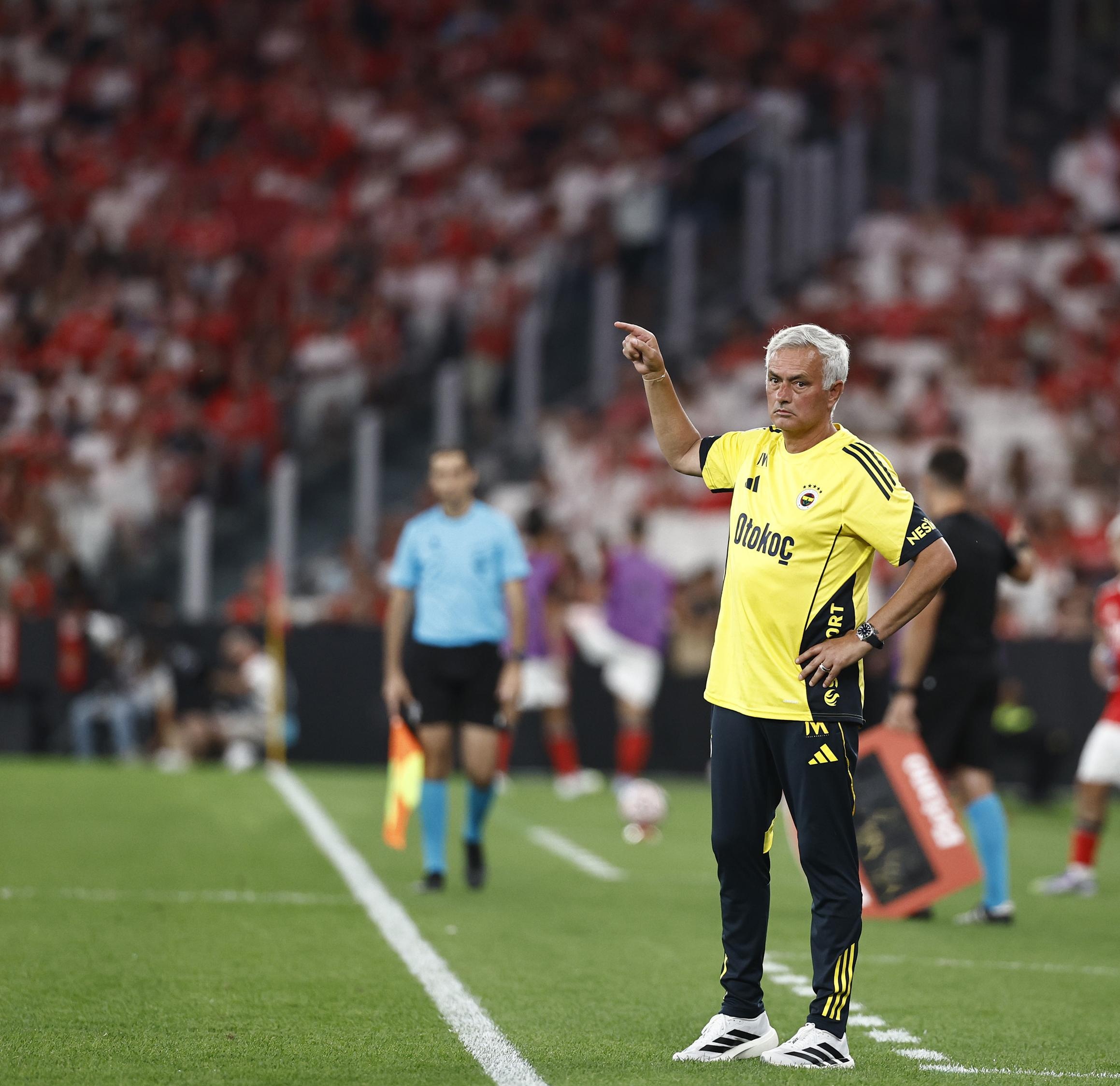 西蒙尼执教生涯首次单场比赛丢掉4球+有球员染红+被判点球的简单介绍