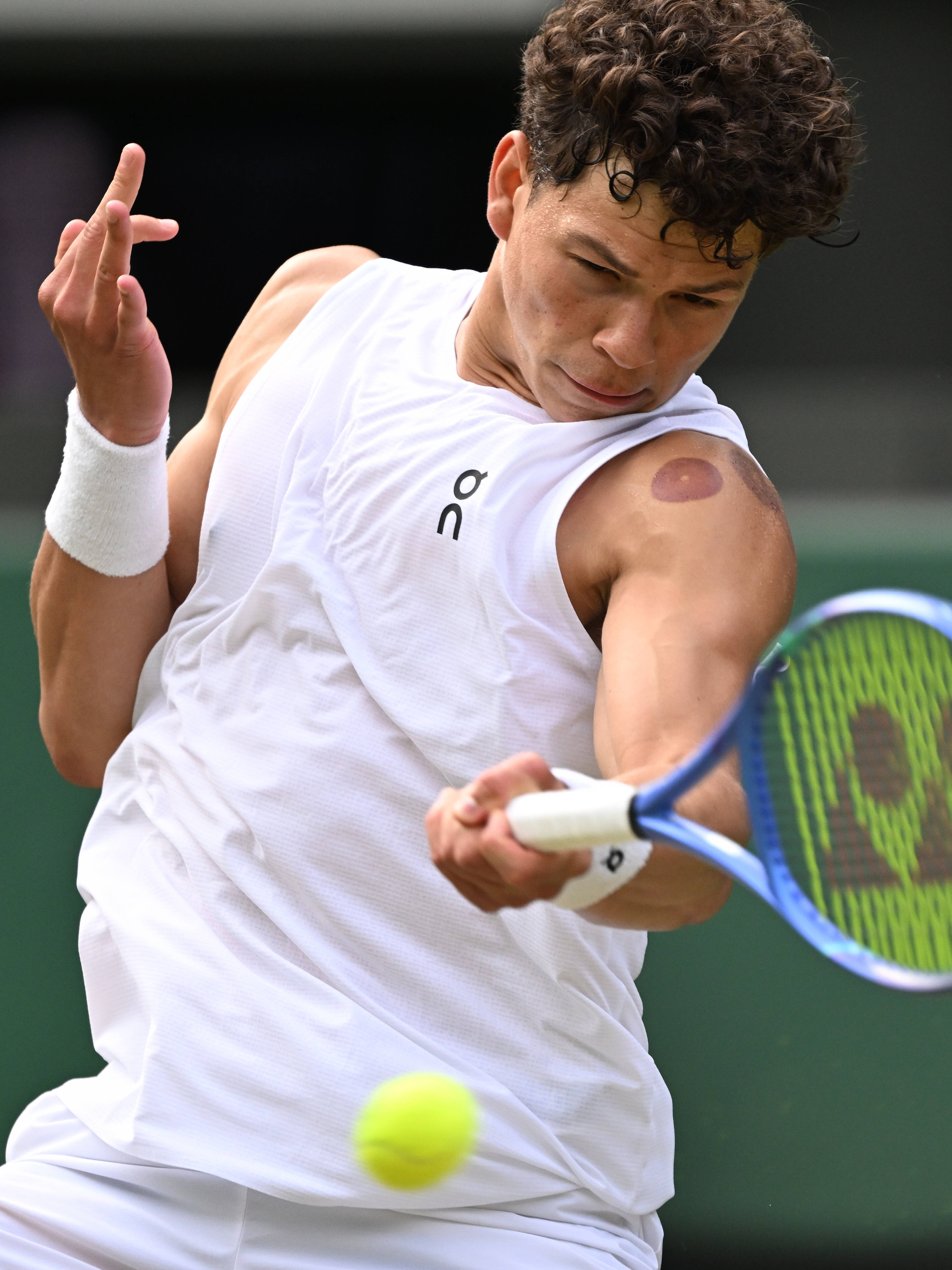 两盘落后收退赛礼！世界第一辛纳幸运晋级，连续4年跻身温网八强的简单介绍