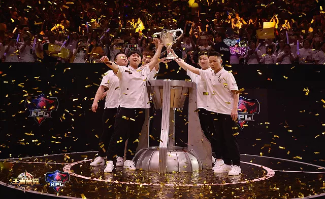 重庆狼队vs广州TTG赛前海报：飞驰狼生的简单介绍  第2张