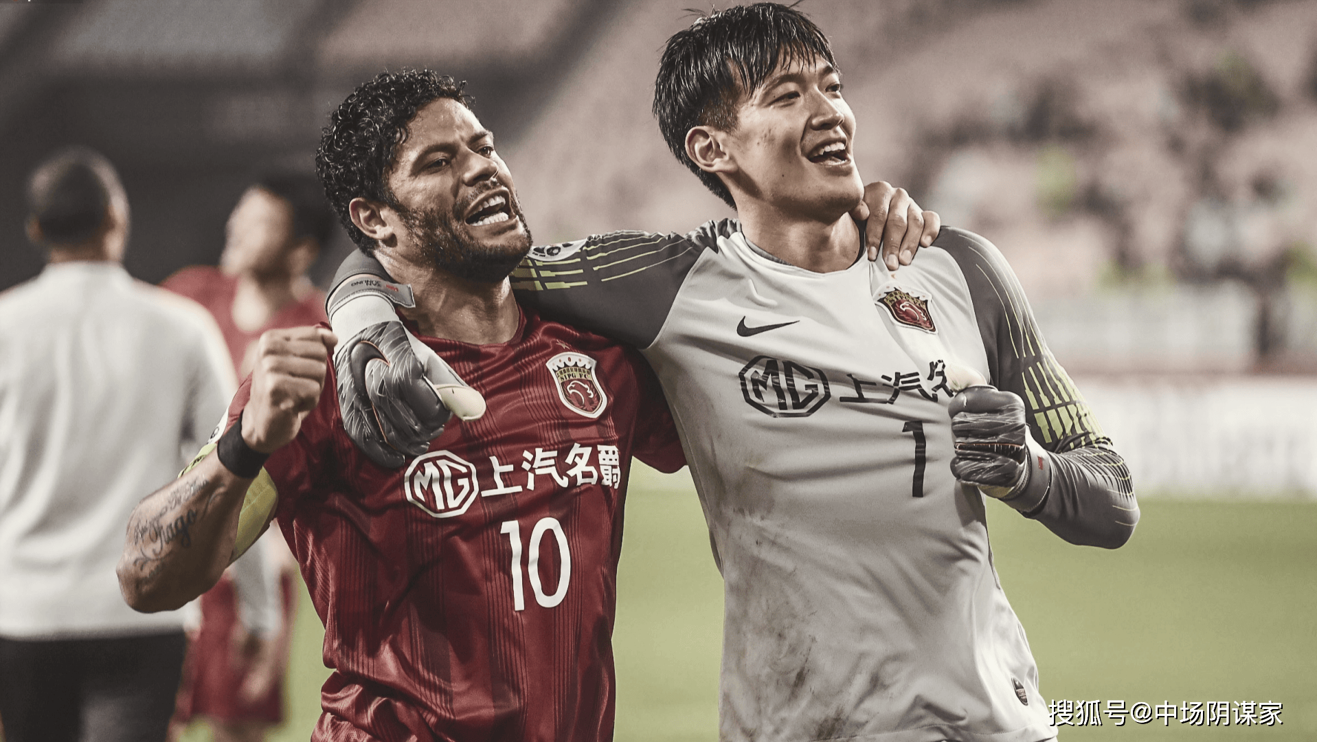 情难自已!王大雷对阵巴林后长时间落泪颜骏凌安慰的简单介绍 第1张