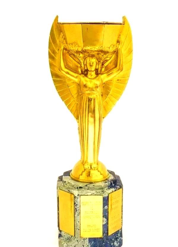 世俱杯奖杯采用镀金工艺，彰显足球荣耀  第2张