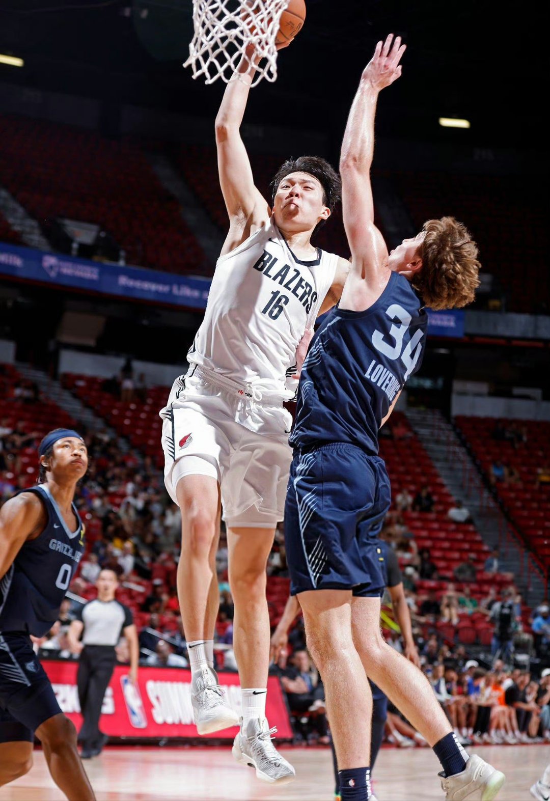 包含杨瀚森投篮训练和健身房锻炼回顾，新赛季预计担任替补中锋的词条