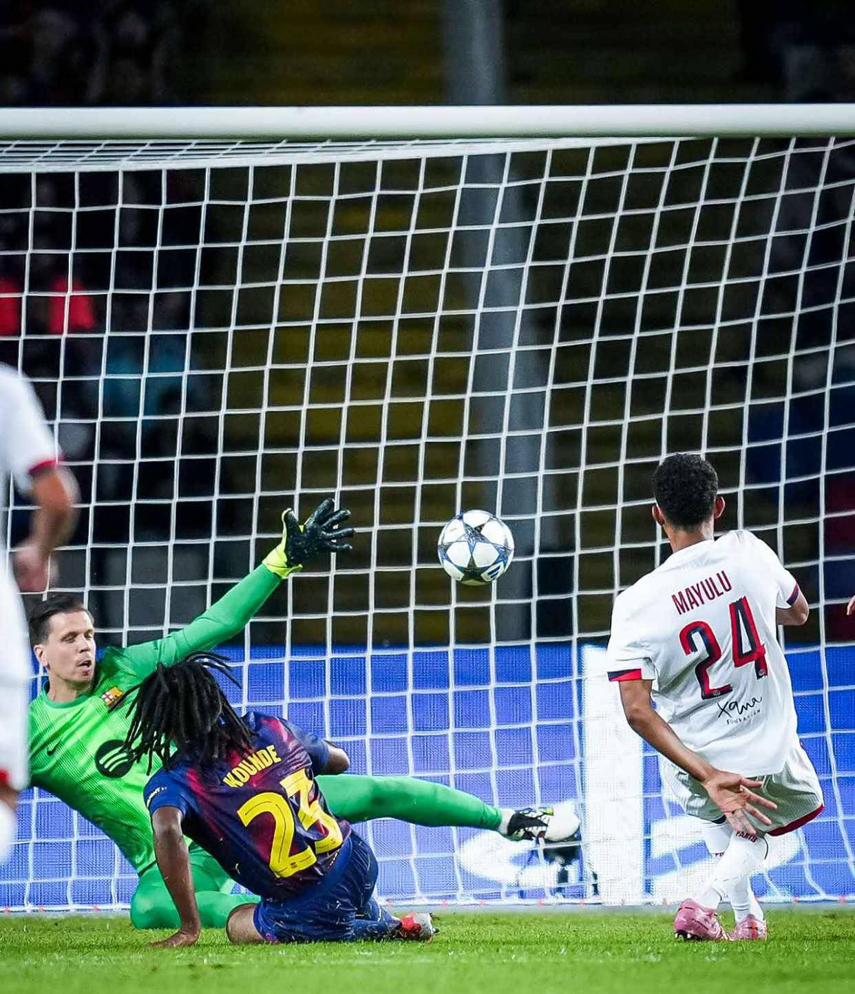 巴黎2：1巴萨后，全欧只剩一个顶级强队，游离在三冠王的简单介绍