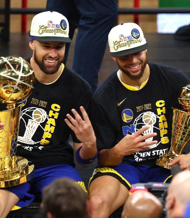 勇士：库里用电话招募KD希望他回归，但是KD听到库里声音直接挂断了的简单介绍