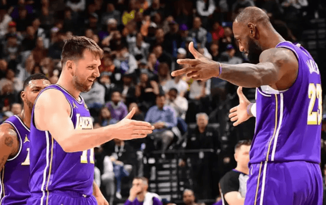 詹姆斯首秀11+12东契奇37+10湖人5人上双逆转爵士的简单介绍