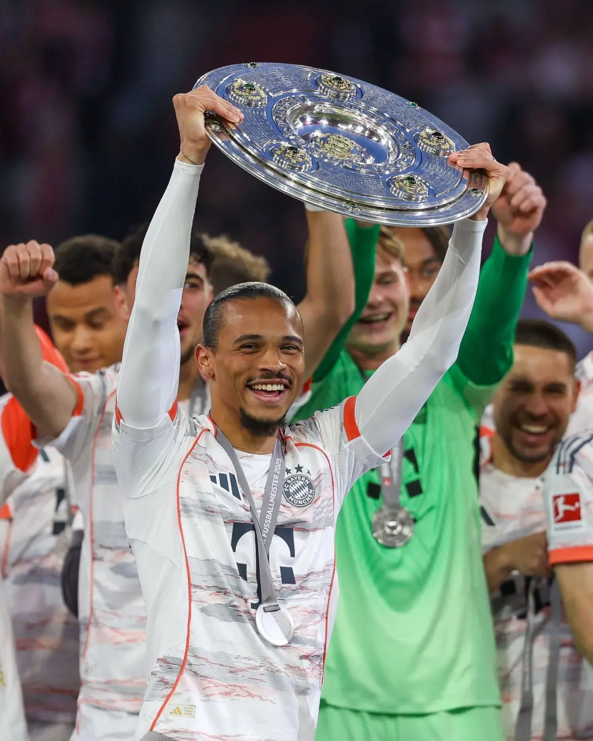 包含官方：拜仁后卫莱默尔当选2025奥地利年度最佳球的词条