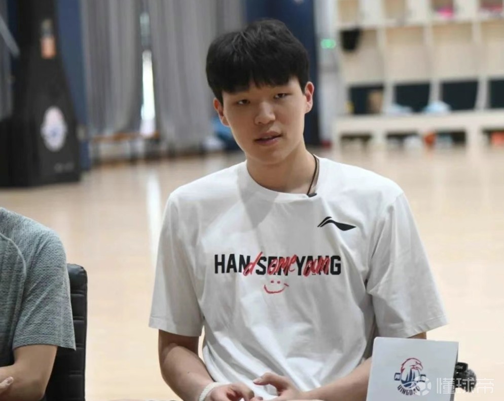 关于杨瀚森目前已离开青岛，明天将从中国香港飞回美国的信息