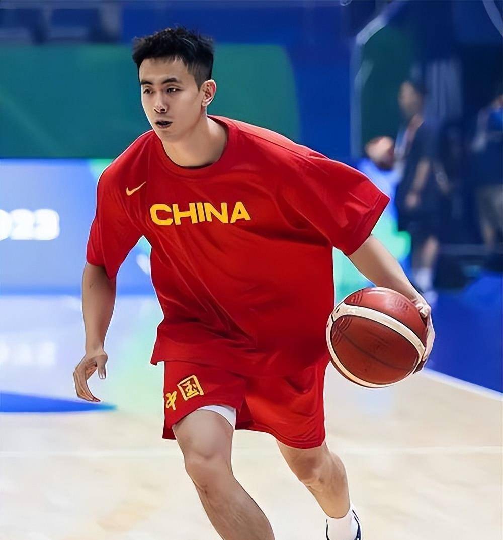 包含辽宁男篮官宣：4年D类顶薪续约核心赵继伟的词条