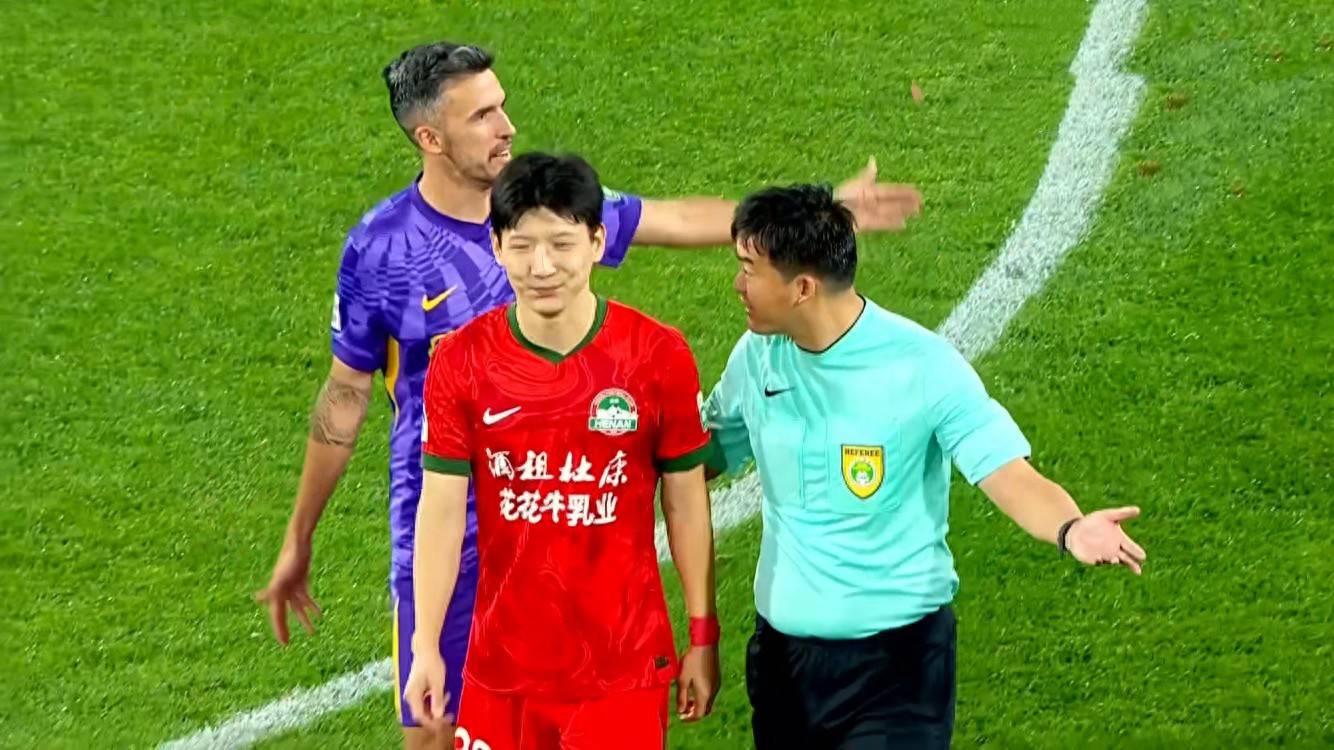 海牛核心被挖角，5名外援1个不剩，没了李霄鹏，难从泰山队获支援的简单介绍