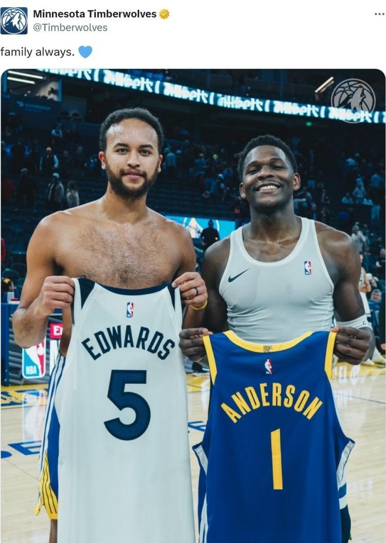 包含爱德华兹合影姚明配文:我要隔扣他以此致敬的词条