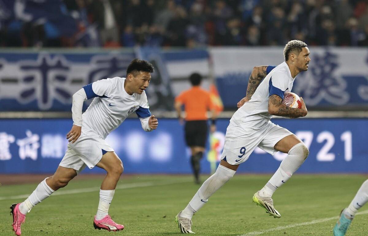 包含河南队客场5-2武汉三镇，8分钟三球打懵对手，阿奇姆彭的词条