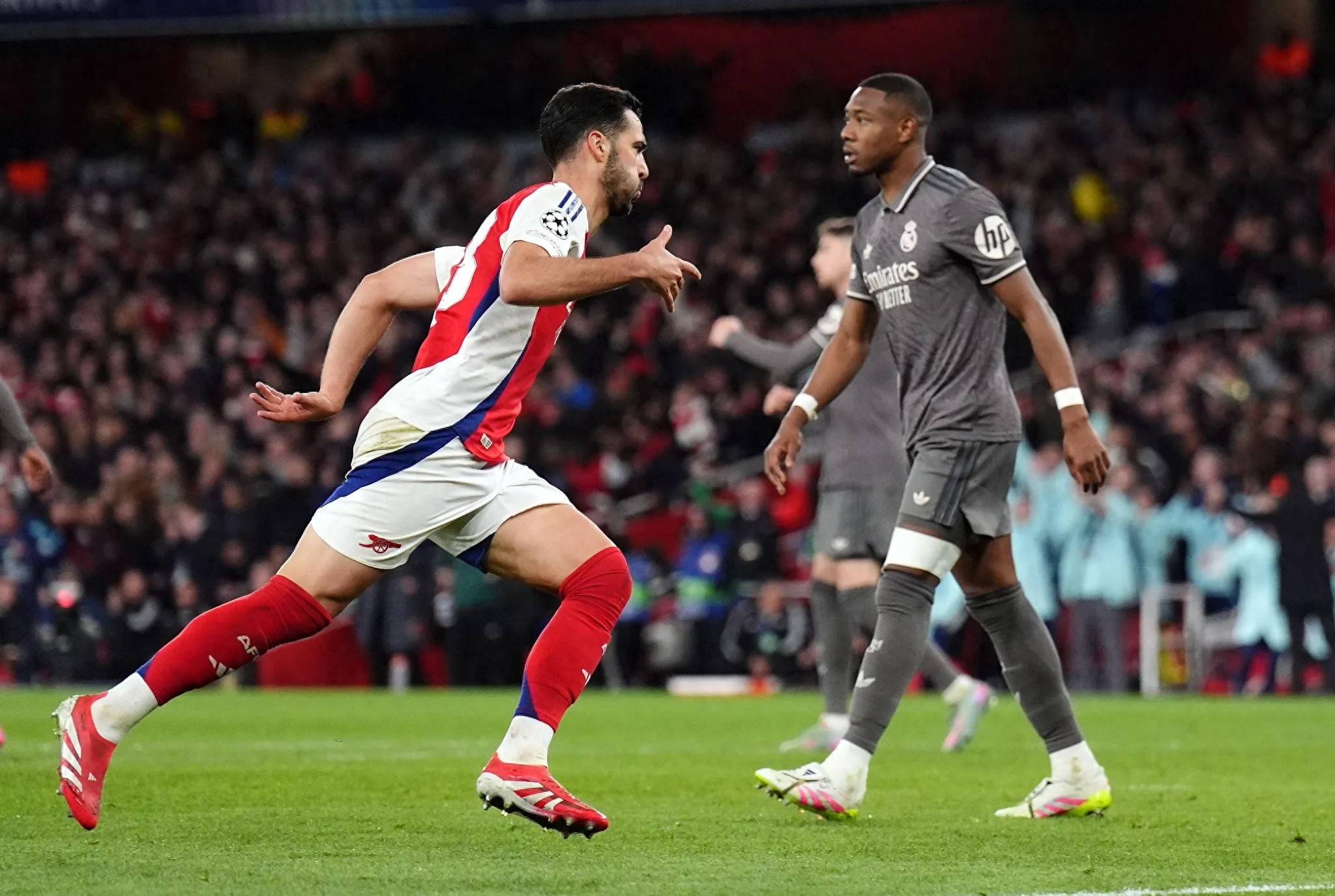 关于4-2！3-0！欧冠疯狂一夜：曼城逆转皇马阿森纳6连胜巴黎多特爆冷的信息