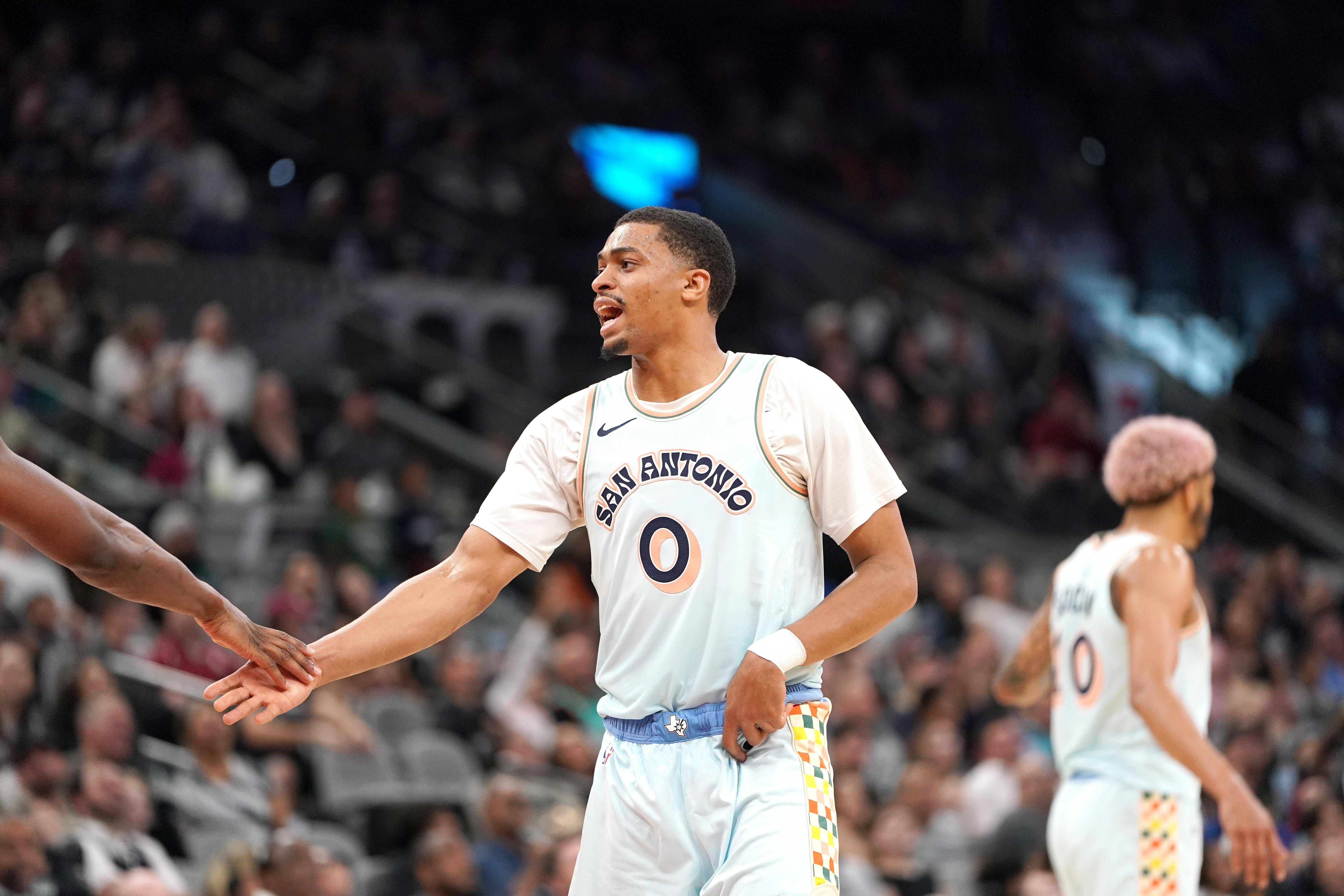 终结15连胜，马刺太强了，雷霆还有机会？雄鹿彻底把路堵死了的简单介绍