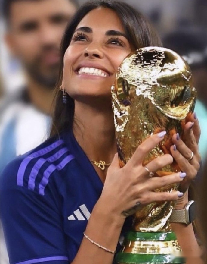 包含纪念世界杯夺冠，安东内拉身穿梅西亲吻大力神杯照片的T恤的词条