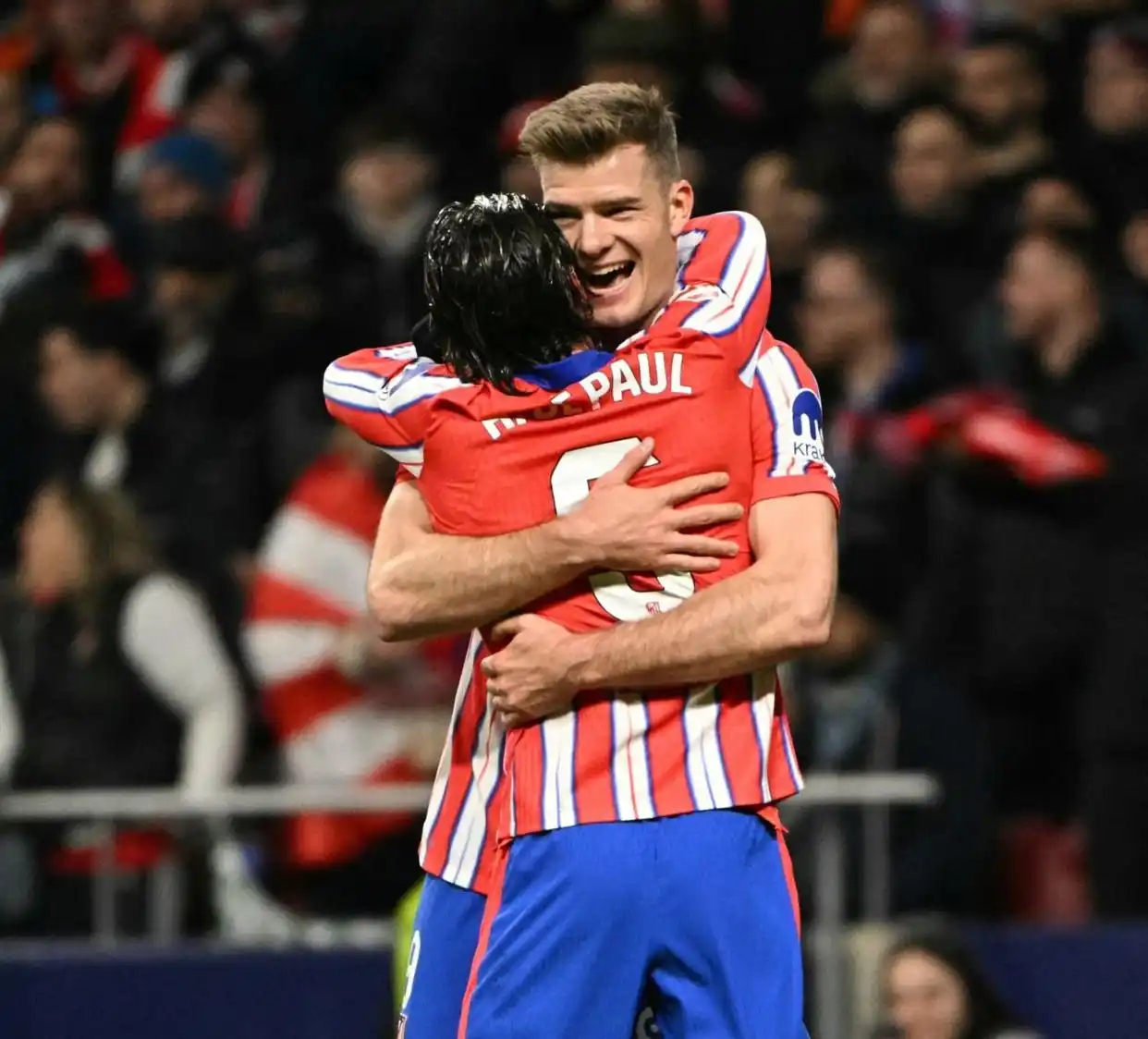 关于巴萨曾让你停止进球？莱万：我尊重巴萨，但我会想要不要进球的信息