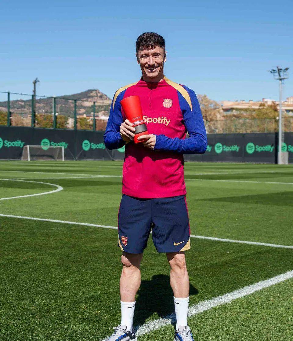 关于巴萨曾让你停止进球？莱万：我尊重巴萨，但我会想要不要进球的信息