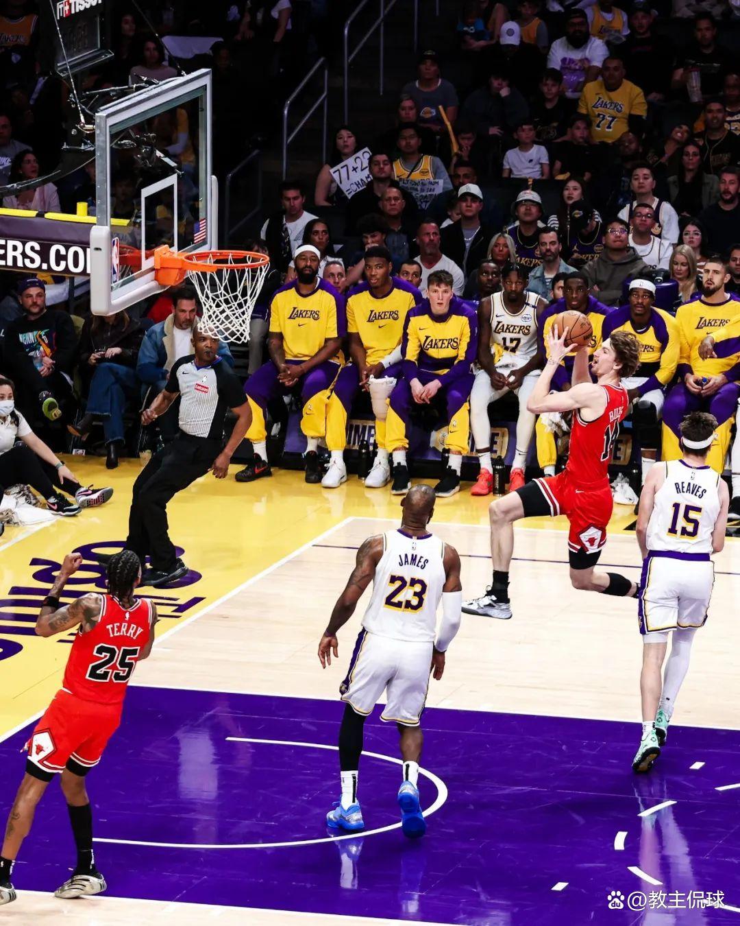 詹姆斯18分独享圣诞大战三分王！东契奇空砍25分，火箭大胜湖人23分的简单介绍