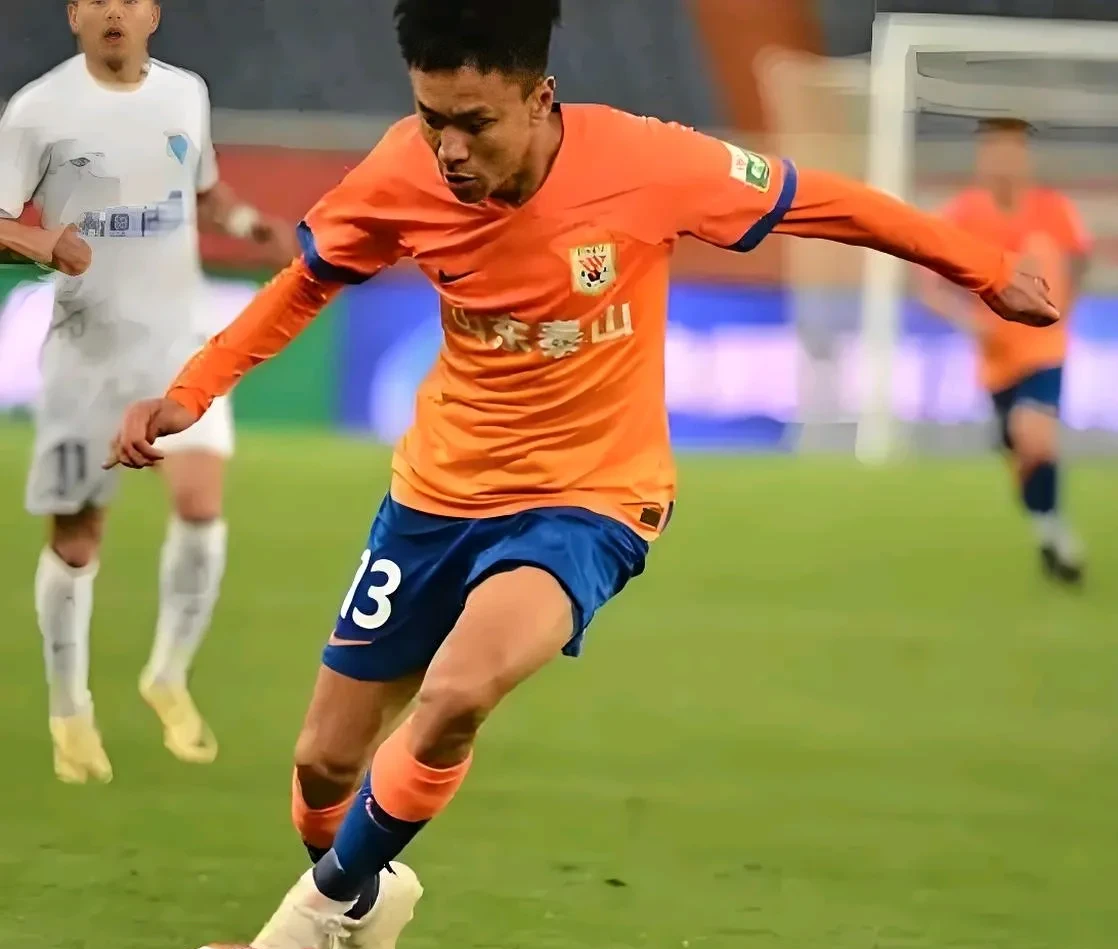 包含前恒大中锋离队后加盟中冠，曾在中甲联赛进球，未来值得期待的词条