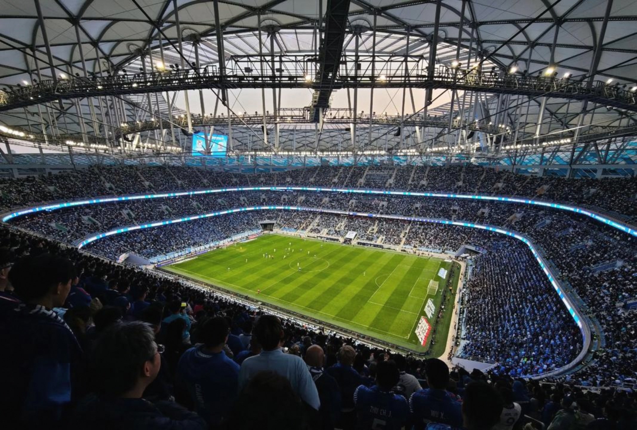 关于申花与主教练斯卢茨基续约新合同至2027年底的信息