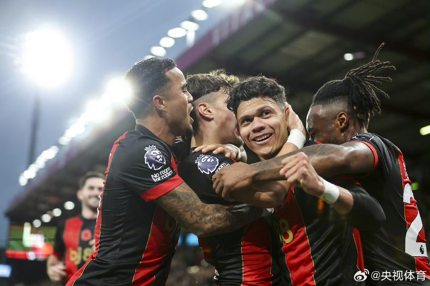 包含一日英超动向：曼联胜纽卡升至第五，阿森纳PK曼城竞争极其激烈的词条