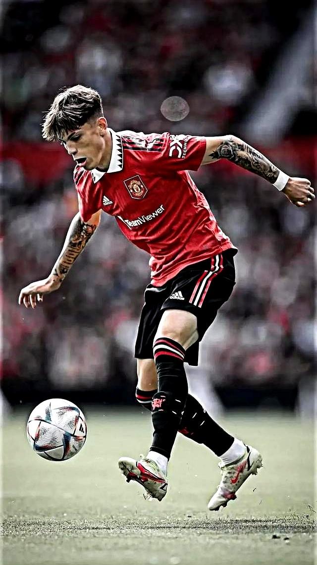 上赛季“两双”！曼联降价出售加纳乔，要价4000万，切尔西有意！的简单介绍