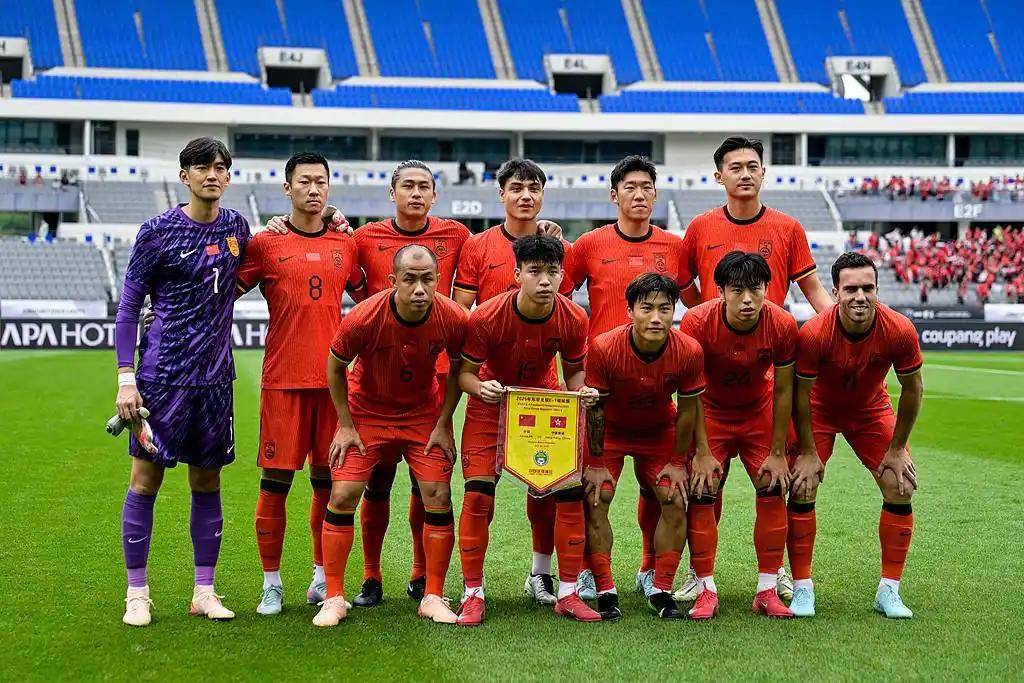 包含东亚杯两轮战罢四队中仅国足一球未进下轮进个球?的词条