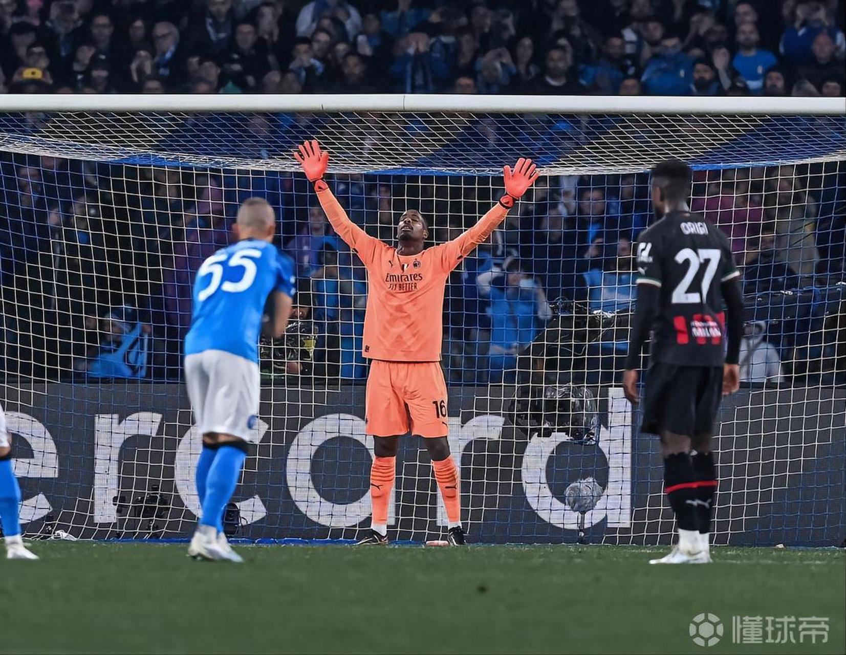 包含米兰为迈尼昂提供500万固定年薪加200万奖金续约报价的词条