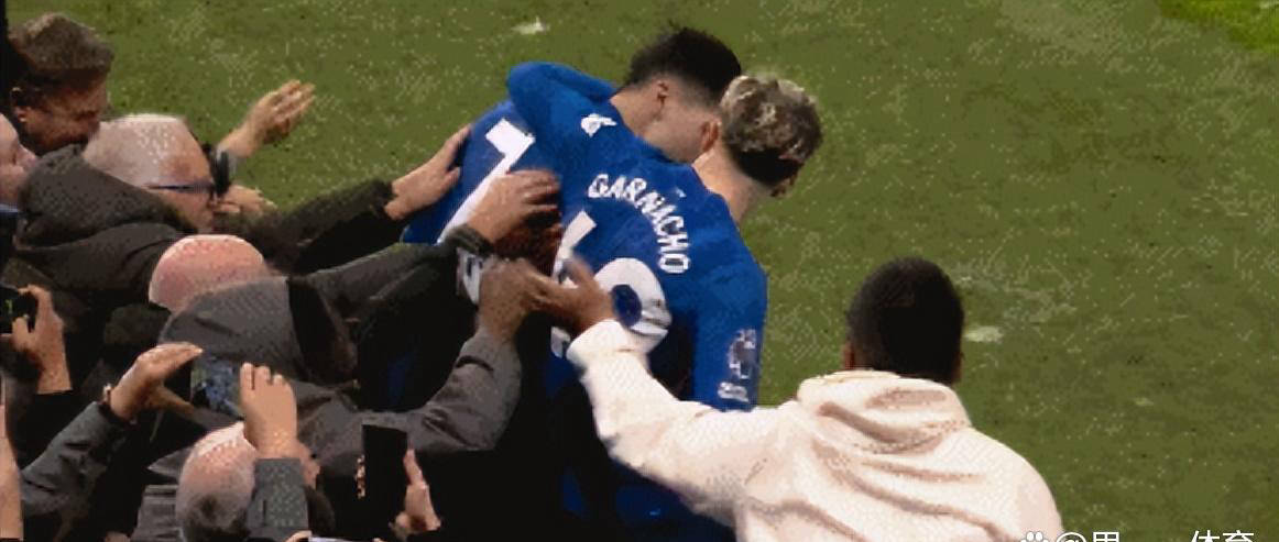 包含那不勒斯是加纳乔的热门下家，切尔西和热刺也对其感兴趣的词条