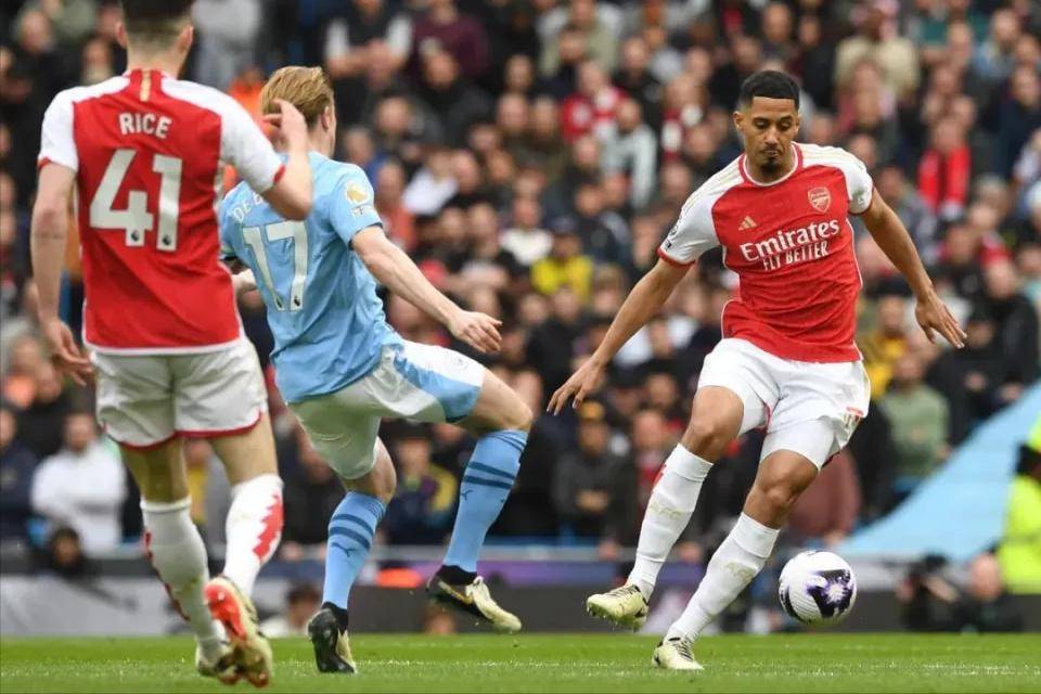 包含英超近五次圣诞冠军丢冠均由曼城终结，阿森纳再成背景的词条