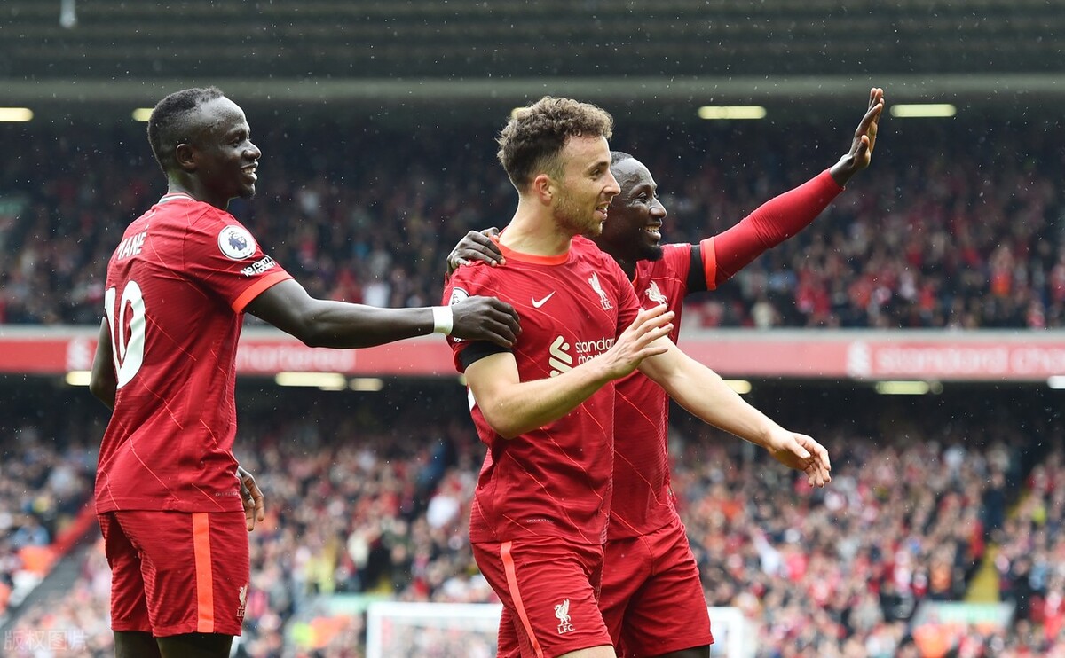 包含范迪克携若塔幼子入场，利物浦全队深情致敬逝去队友的词条