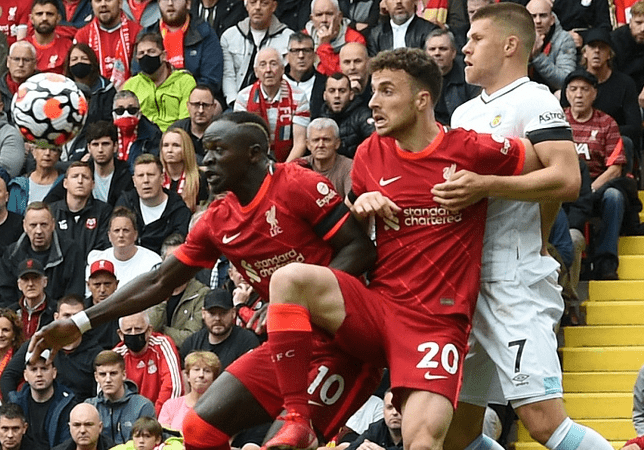 关于范戴克陪若塔的孩子在安菲尔德踢球的信息