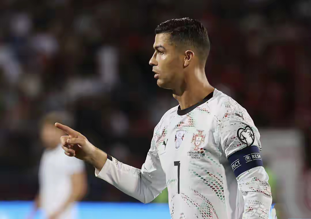 40岁40球！梅开二度制霸射手榜C罗发老爷爷笑哭表情自嘲的简单介绍