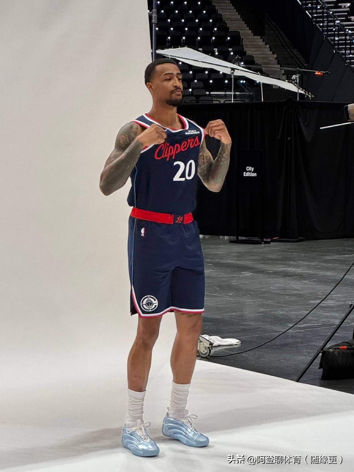 包含签1人，裁1人，复出1人！快船需要调整一名首发，中锋实行3人轮换的词条