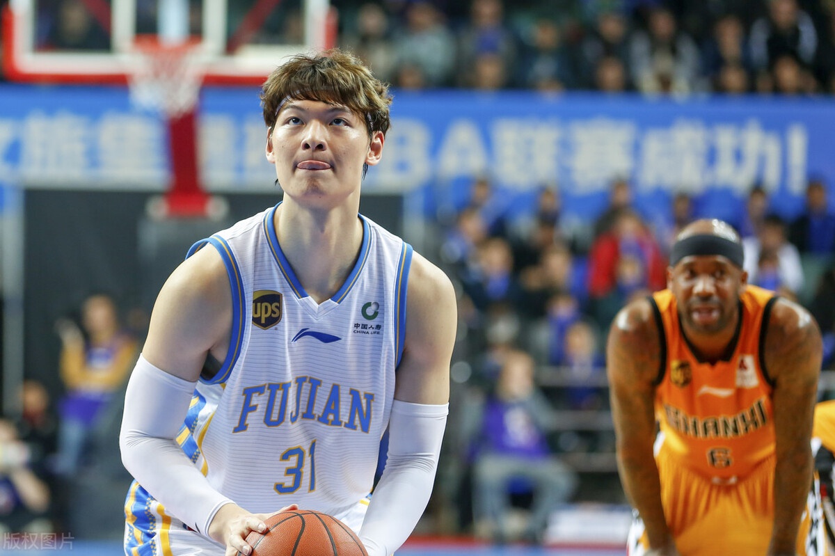 曝王哲林三年顶薪续约上海上赛季场均14.8分8篮板的简单介绍