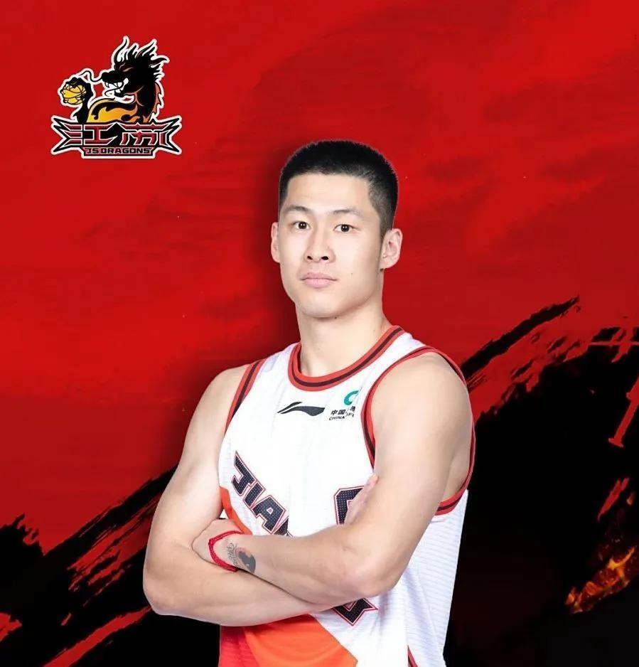 曝王哲林三年顶薪续约上海上赛季场均14.8分8篮板的简单介绍